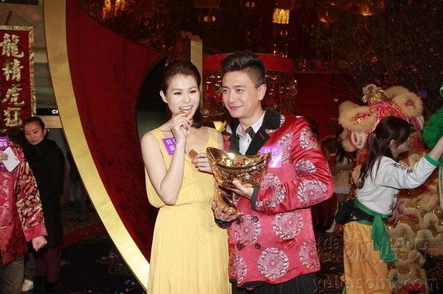 一個頻換女友，一個狂曬娃？分手6年，昔日金童玉女近況大不同！