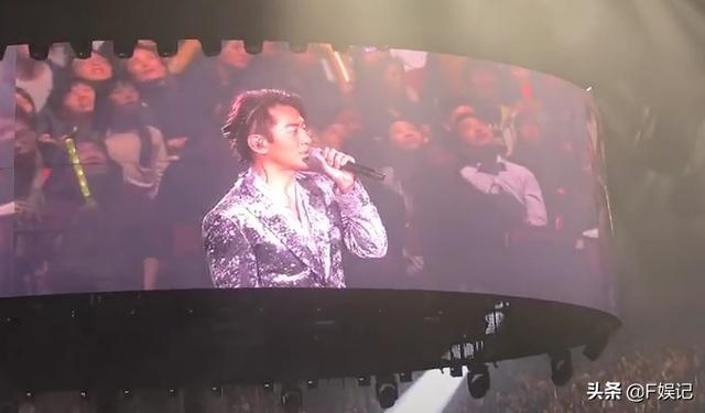 張耀揚帶女友捧場鄭伊健演唱會，烏鴉和陳浩南握手「和解」！