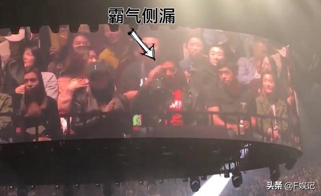 張耀揚帶女友捧場鄭伊健演唱會，烏鴉和陳浩南握手「和解」！