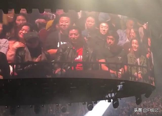 張耀揚帶女友捧場鄭伊健演唱會，烏鴉和陳浩南握手「和解」！