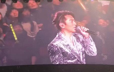 張耀揚帶女友捧場鄭伊健演唱會，烏鴉和陳浩南握手「和解」！