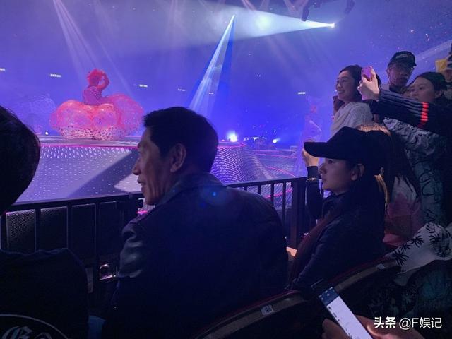 張耀揚帶女友捧場鄭伊健演唱會，烏鴉和陳浩南握手「和解」！