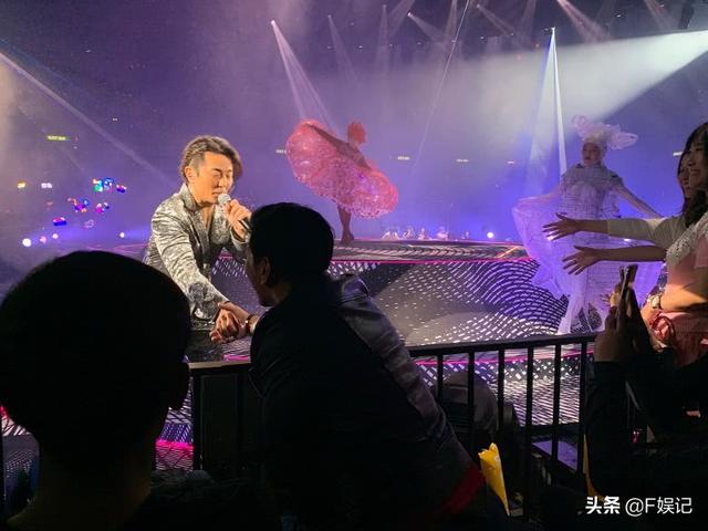 張耀揚帶女友捧場鄭伊健演唱會，烏鴉和陳浩南握手「和解」！