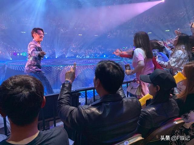 張耀揚帶女友捧場鄭伊健演唱會，烏鴉和陳浩南握手「和解」！