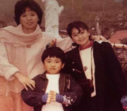 看了賈靜雯的媽媽，才知為何她那麼美！「祖孫三代」根本同一個模子印出