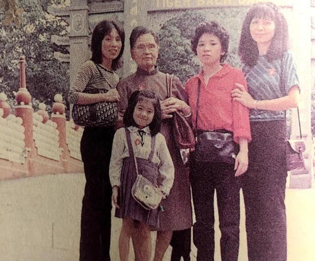 看了賈靜雯的媽媽，才知為何她那麼美！「祖孫三代」根本同一個模子印出