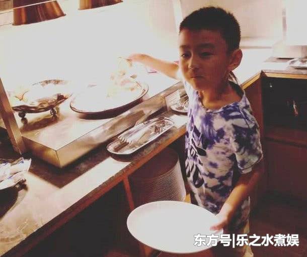 張柏芝​帶三個兒子回娘家，外公抱著第三子，無意中曝光小兒子！