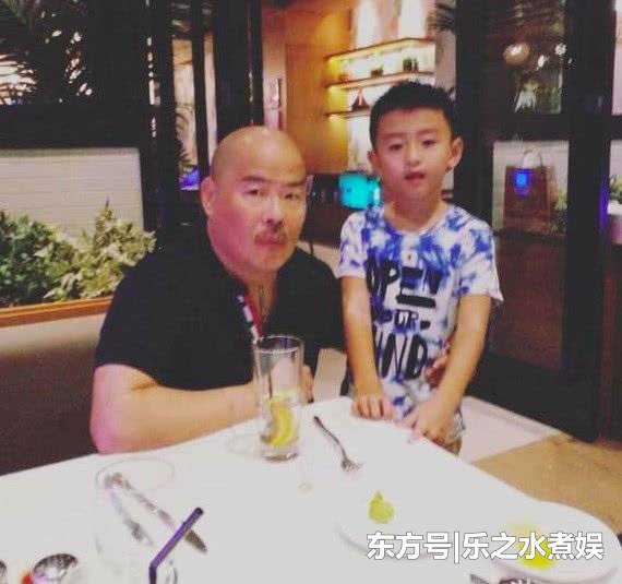 張柏芝​帶三個兒子回娘家，外公抱著第三子，無意中曝光小兒子！