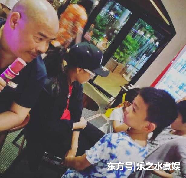 張柏芝​帶三個兒子回娘家，外公抱著第三子，無意中曝光小兒子！