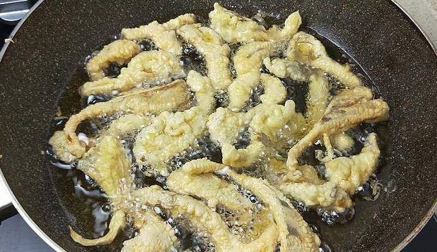 手把手教你炸蘑菇，金黃酥脆，不油膩，比街邊賣的好吃多了!!!