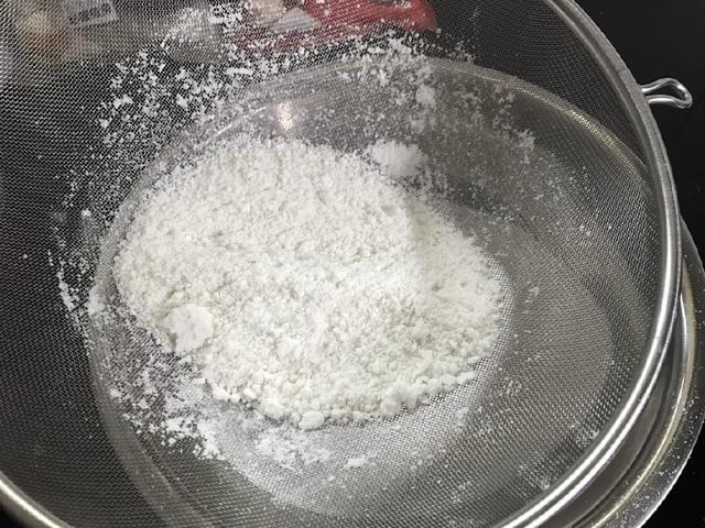 不用雞蛋，不用麵粉，無需烤箱的蛋糕，口感細膩，好吃還不怕胖！
