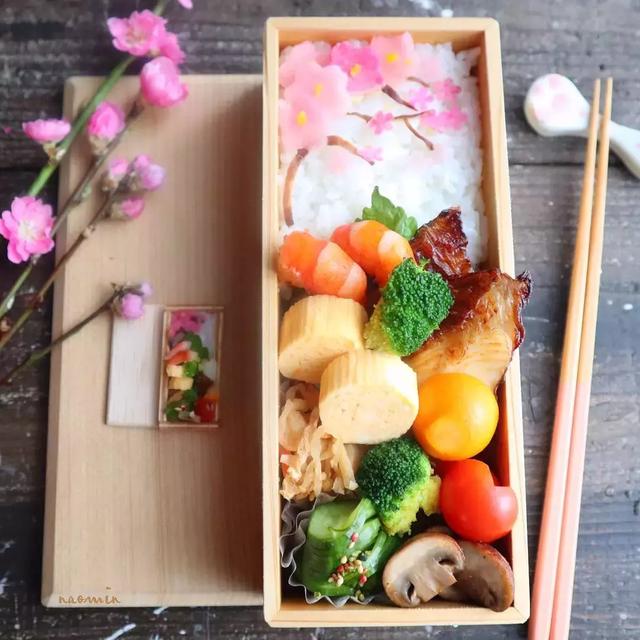 日本這位爸爸做的滿滿的都是肉的便當！隔著螢幕都感到了餓…