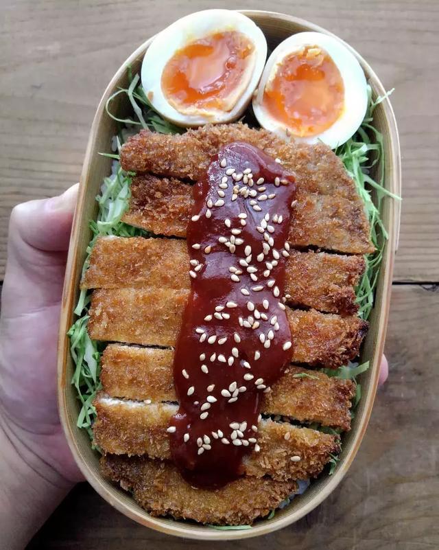 日本這位爸爸做的滿滿的都是肉的便當！隔著螢幕都感到了餓…