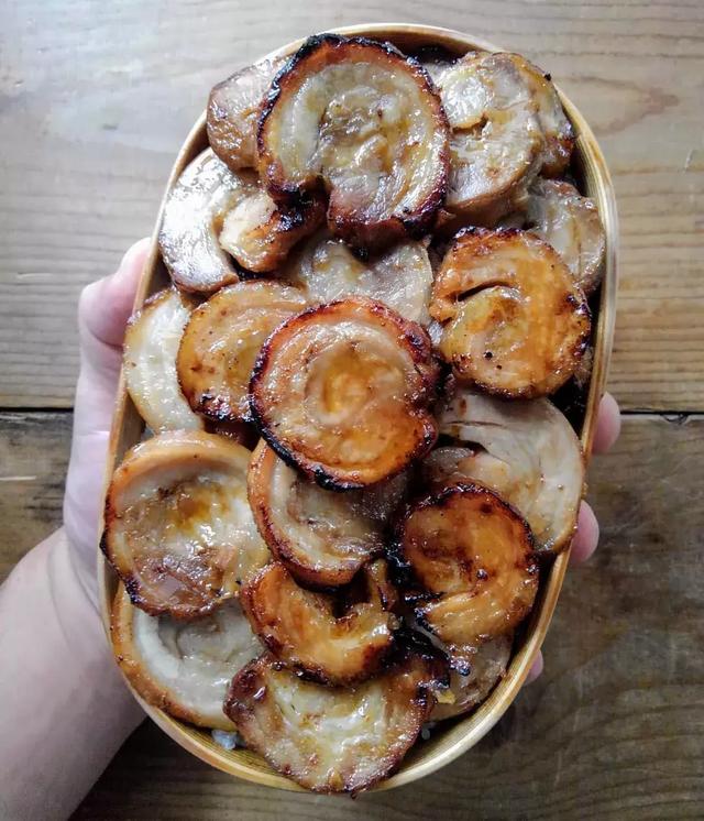 日本這位爸爸做的滿滿的都是肉的便當！隔著螢幕都感到了餓…