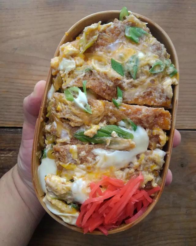 日本這位爸爸做的滿滿的都是肉的便當！隔著螢幕都感到了餓…
