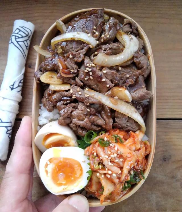 日本這位爸爸做的滿滿的都是肉的便當！隔著螢幕都感到了餓…