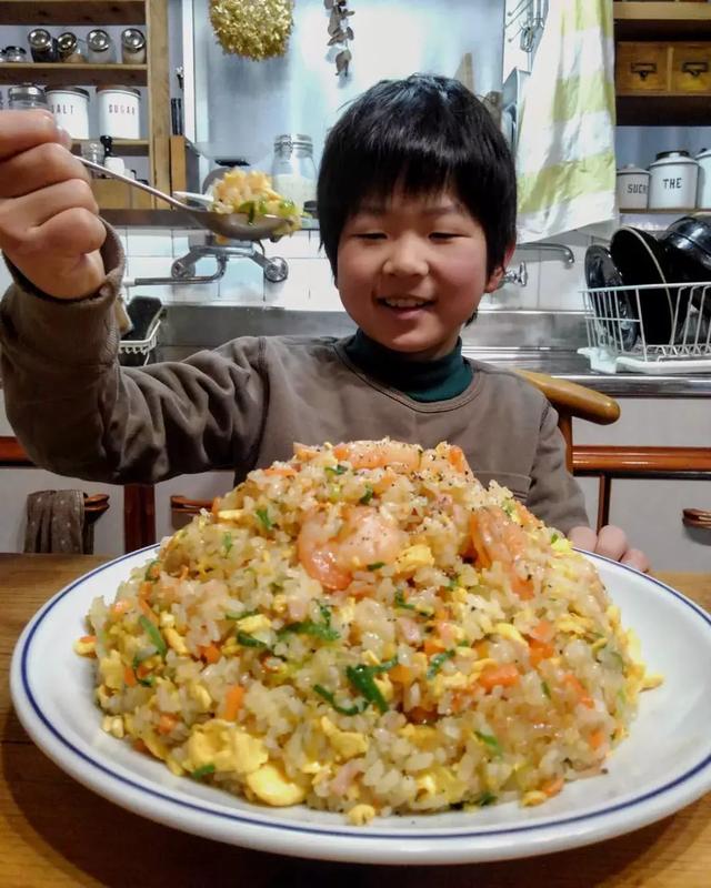 日本這位爸爸做的滿滿的都是肉的便當！隔著螢幕都感到了餓…