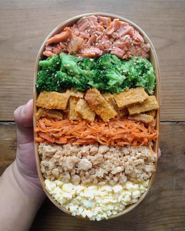 日本這位爸爸做的滿滿的都是肉的便當！隔著螢幕都感到了餓…