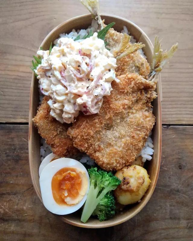 日本這位爸爸做的滿滿的都是肉的便當！隔著螢幕都感到了餓…