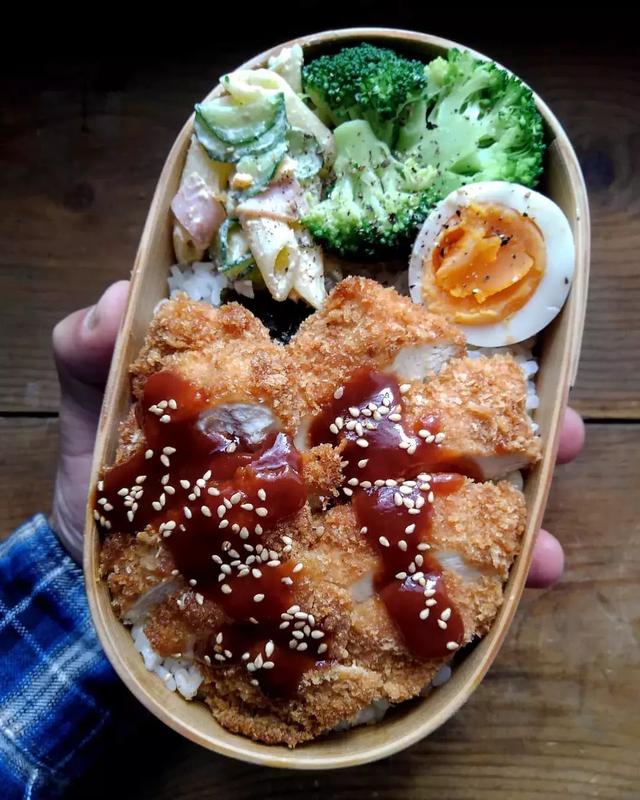 日本這位爸爸做的滿滿的都是肉的便當！隔著螢幕都感到了餓…
