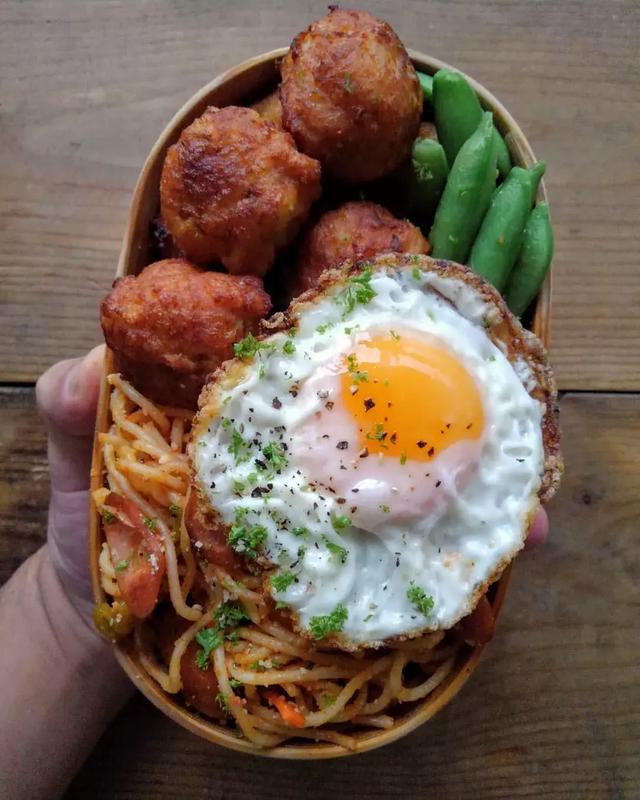 日本這位爸爸做的滿滿的都是肉的便當！隔著螢幕都感到了餓…