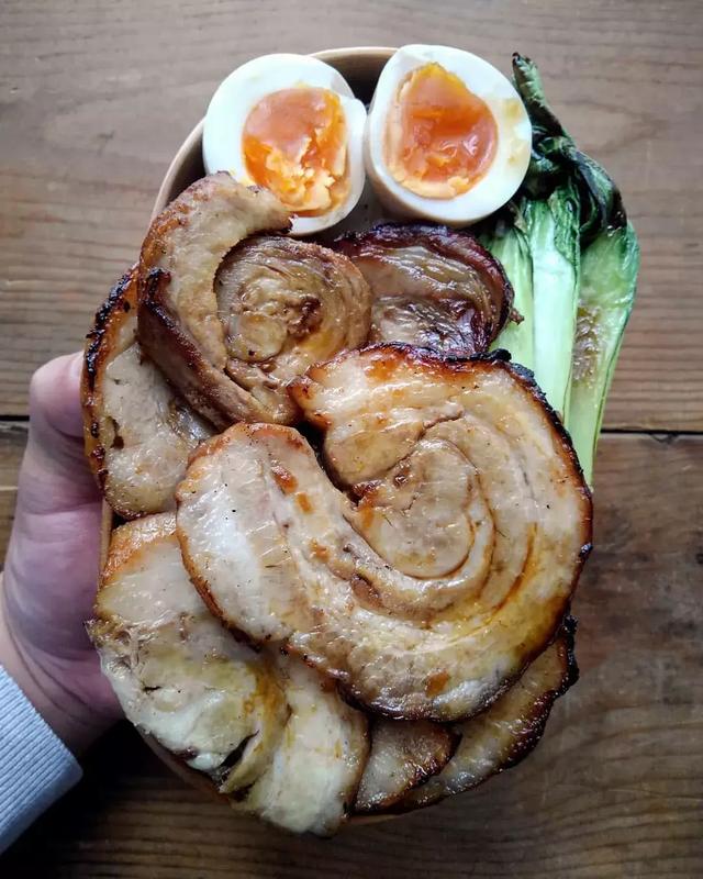 日本這位爸爸做的滿滿的都是肉的便當！隔著螢幕都感到了餓…