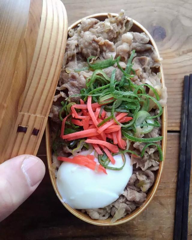 日本這位爸爸做的滿滿的都是肉的便當！隔著螢幕都感到了餓…