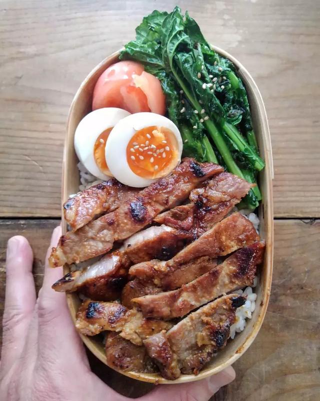 日本這位爸爸做的滿滿的都是肉的便當！隔著螢幕都感到了餓…