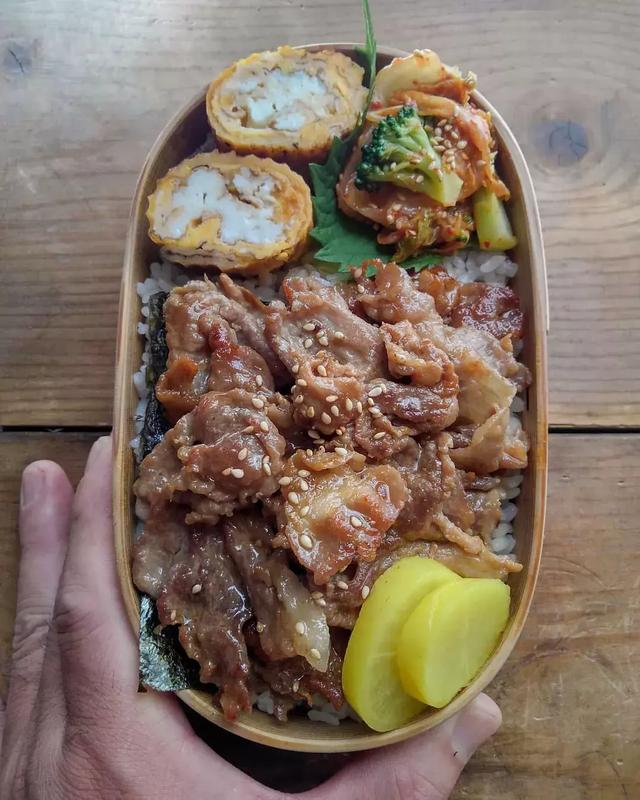 日本這位爸爸做的滿滿的都是肉的便當！隔著螢幕都感到了餓…