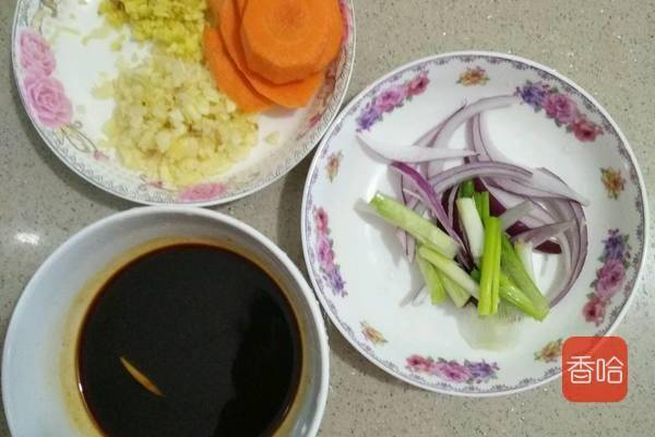 只需要一個電飯煲，不加水不加油，香噴噴的雞肉就好了