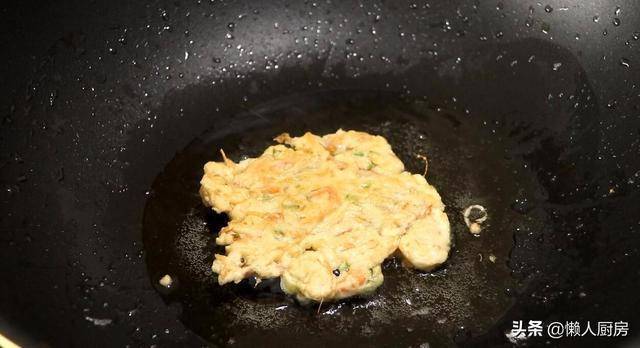 教你這樣做「蝦餅」，好吃不上火，蝦連殼兒一起吃