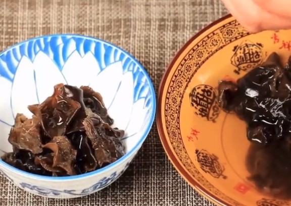 腐竹打入2個雞蛋，沒想到居然這麼好吃，脆嫩可口，吃著比肉還過癮