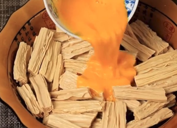 腐竹打入2個雞蛋，沒想到居然這麼好吃，脆嫩可口，吃著比肉還過癮