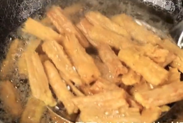 腐竹打入2個雞蛋，沒想到居然這麼好吃，脆嫩可口，吃著比肉還過癮