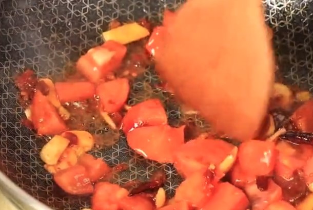腐竹打入2個雞蛋，沒想到居然這麼好吃，脆嫩可口，吃著比肉還過癮