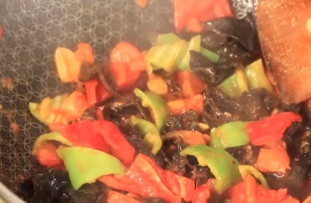腐竹打入2個雞蛋，沒想到居然這麼好吃，脆嫩可口，吃著比肉還過癮
