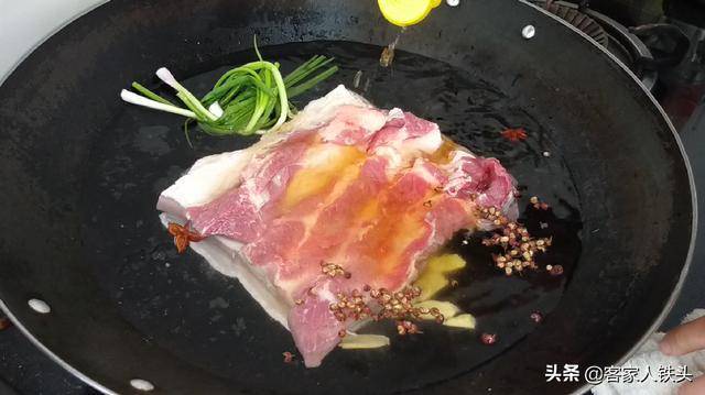原來做脆皮燒肉有訣竅，掌握這技巧，皮脆肉香，看圖片就想咬一口