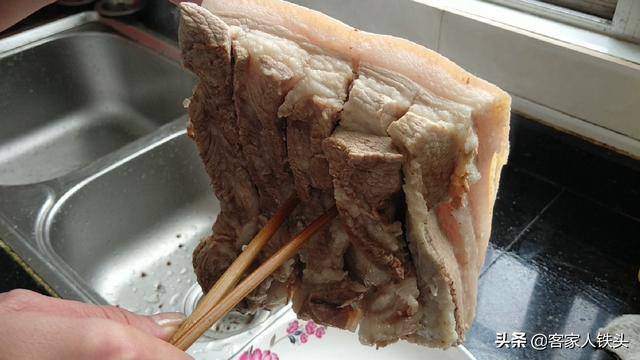 原來做脆皮燒肉有訣竅，掌握這技巧，皮脆肉香，看圖片就想咬一口