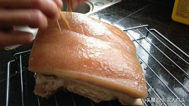 原來做脆皮燒肉有訣竅，掌握這技巧，皮脆肉香，看圖片就想咬一口