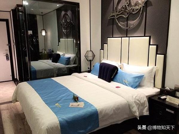 住酒店前要先敲一下床邊鏡子，這是為什麼？以前真沒注意