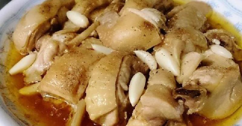 電鍋版清蒸蒜頭雞，做法簡單，湯汁淋到米飯上超入味，上桌就搶光！ 