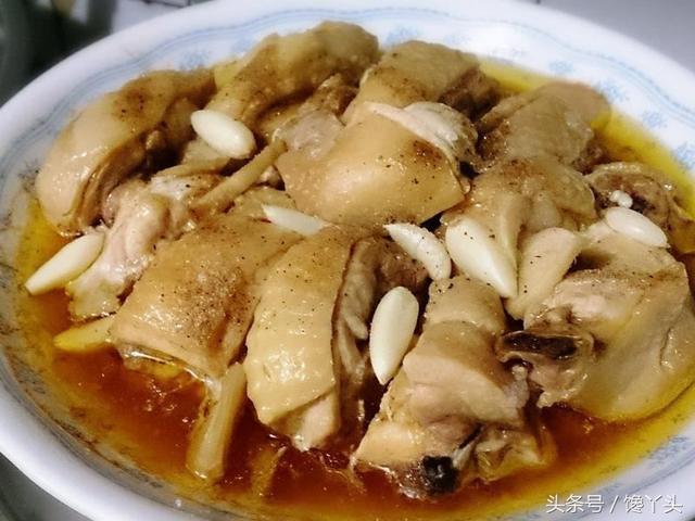 電鍋版清蒸蒜頭雞，做法簡單，湯汁淋到米飯上超入味，上桌就搶光！ 