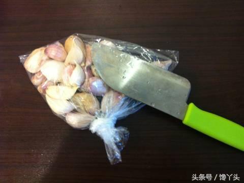 電鍋版清蒸蒜頭雞，做法簡單，湯汁淋到米飯上超入味，上桌就搶光！ 