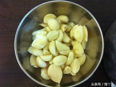 電鍋版清蒸蒜頭雞，做法簡單，湯汁淋到米飯上超入味，上桌就搶光！ 