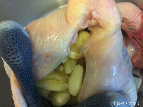 電鍋版清蒸蒜頭雞，做法簡單，湯汁淋到米飯上超入味，上桌就搶光！ 