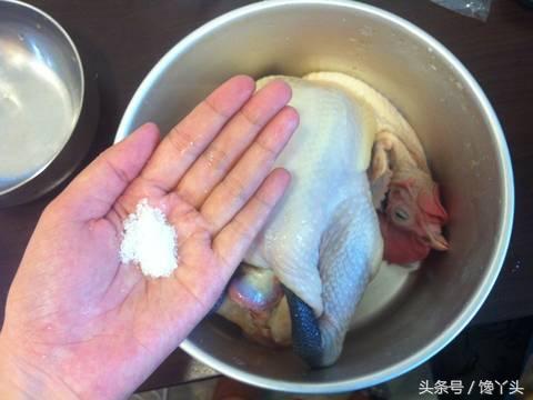 電鍋版清蒸蒜頭雞，做法簡單，湯汁淋到米飯上超入味，上桌就搶光！ 