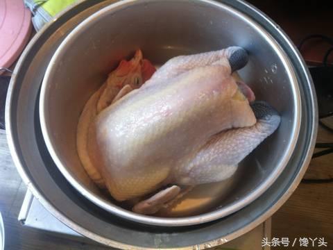 電鍋版清蒸蒜頭雞，做法簡單，湯汁淋到米飯上超入味，上桌就搶光！ 