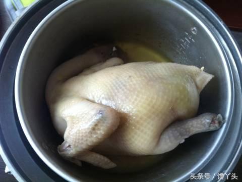 電鍋版清蒸蒜頭雞，做法簡單，湯汁淋到米飯上超入味，上桌就搶光！ 