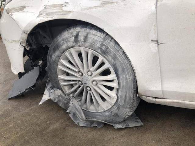 時速120突然爆胎？建議：千萬別踩剎車，牢記這四點安全停下車