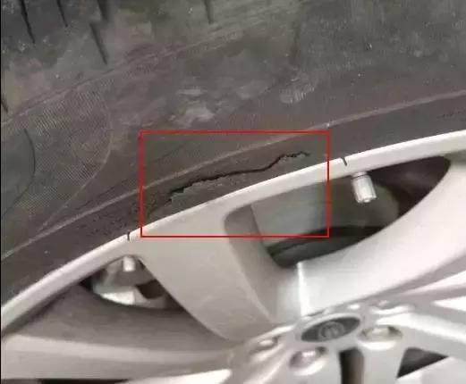時速120突然爆胎？建議：千萬別踩剎車，牢記這四點安全停下車